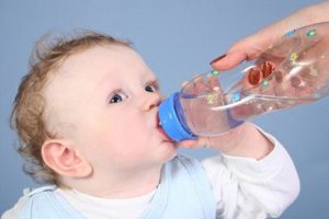 Cho bé uống nước khi bị tiêu chảy